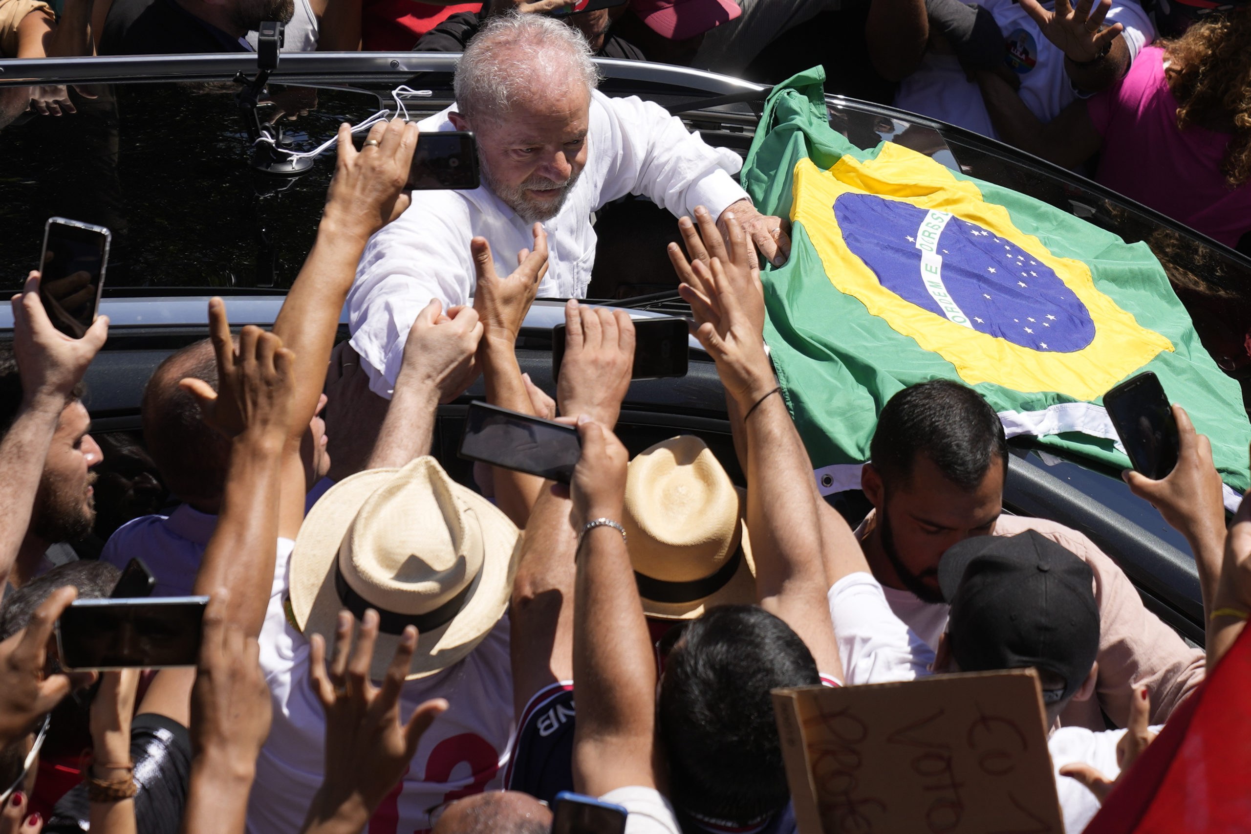 Για «ειρήνη» και «ενότητα» στη Βραζιλία δεσμεύτηκε στην επινίκια ομιλία του ο Λούλα