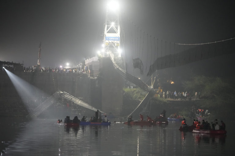 Ινδία: Τους 130 έφτασαν οι νεκροί από την κατάρρευση της κρεμαστής γέφυρας στην Γκουτζαράτ