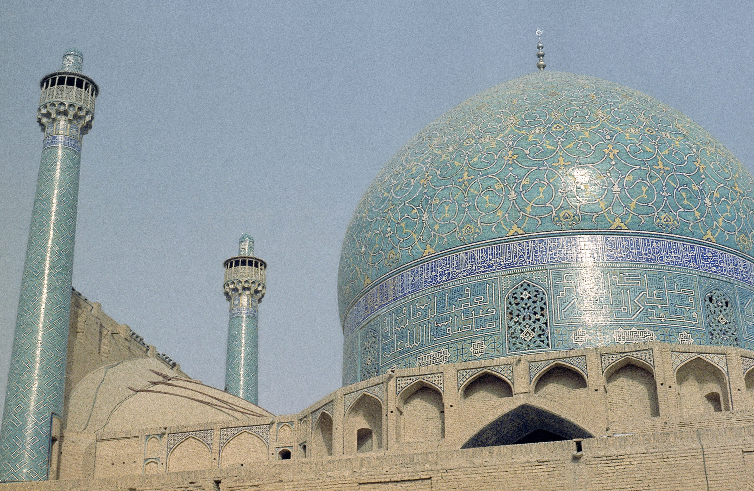 Ιράν: Σύγχυση αναφορικά με τον αριθμό των θυμάτων και των δραστών της επίθεσης στο τέμενος Σαχ Σεράγ