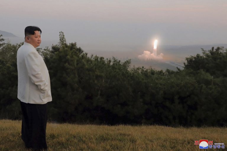 Β. Κορέα: Γυμνάσια τακτικής μονάδας πυρηνικού πολέμου υπό το βλέμμα του Κιμ Γιονγκ Ουν