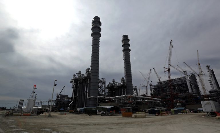 Δ.Ο.E: Κορύφωση των εκπομπών CO2 το 2025 προβλέπεται στην ετήσια έκθεση του Οργανισμού