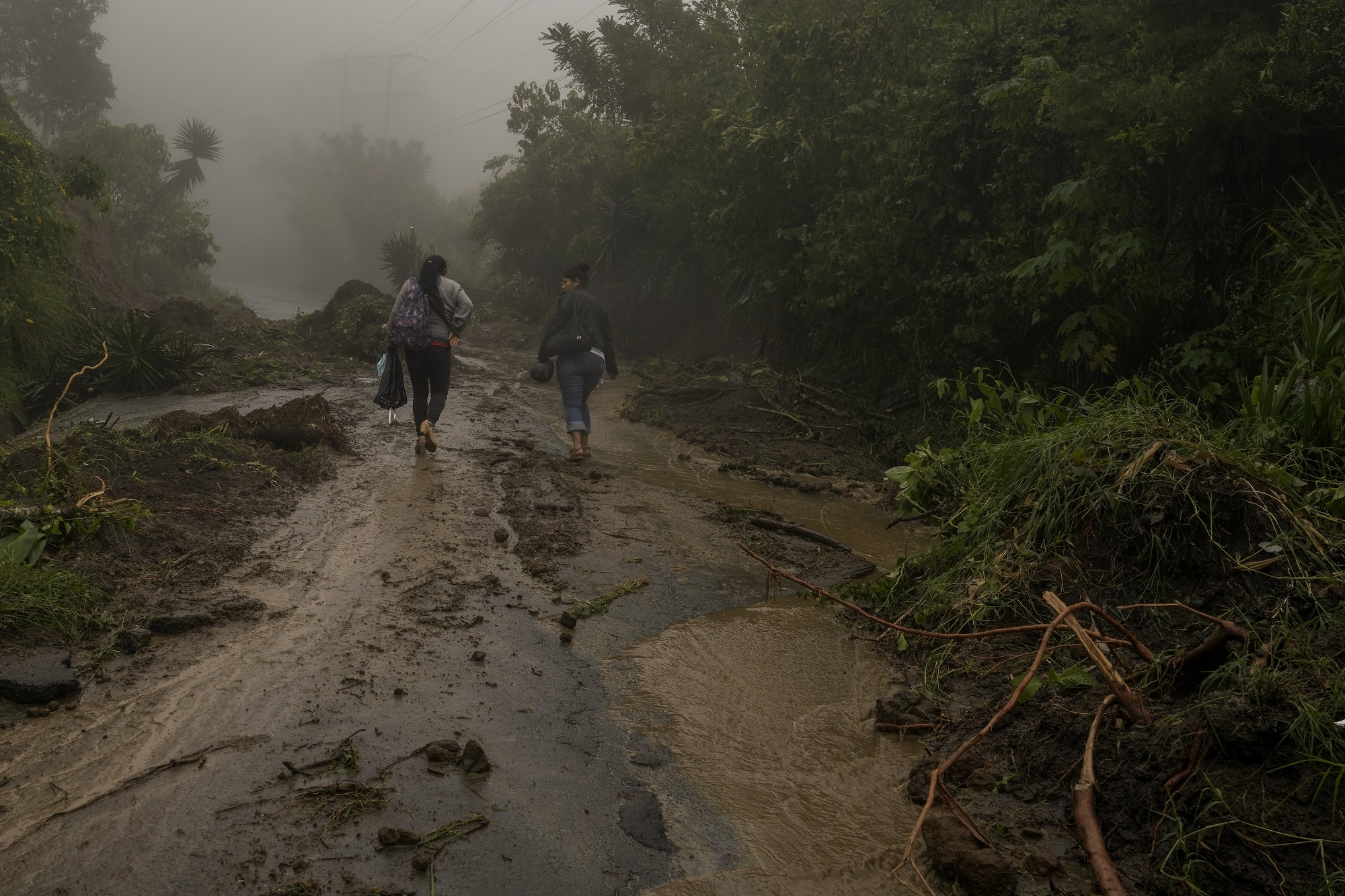 Ελ Σαλβαδόρ: Πολύνεκρο πέρασμα από την κεντρική Αμερική του κυκλώνα Τζούλια – Πάνω από 28 θύματα μετρούν οι αρχές