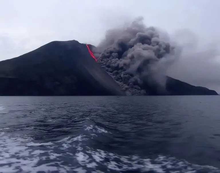 Ιταλία: Εξερράγη το ηφαίστειο Στρόμπολι – Συναγερμός της Πολιτικής Προστασίας (βίντεο)
