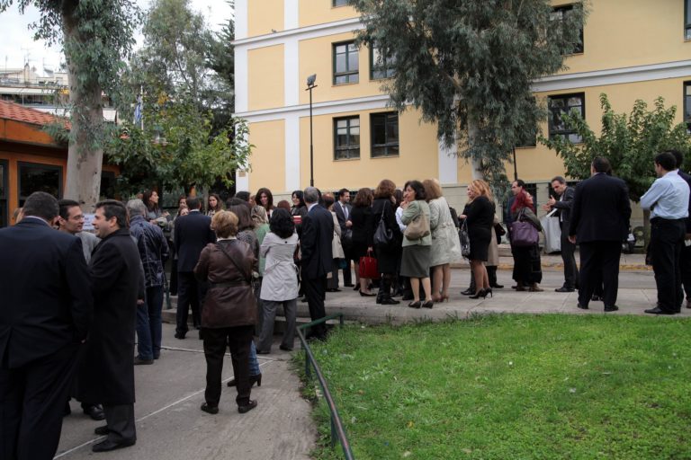 Διακοπή λόγω χώρου στη δίκη για τη φονική πυρκαγιά στο Μάτι – “Ντροπή” φώναζαν εγκαυματίες και συγγενείς θυμάτων (video)