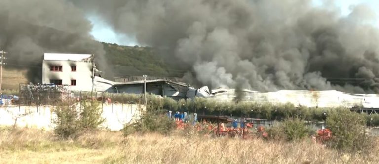 Θεσσαλονίκη: Πυρκαγιά σε αποθήκη με ηλεκτρολογικά στο Ωραιόκαστρο – Μεγάλη κινητοποίηση της Πυροσβεστικής