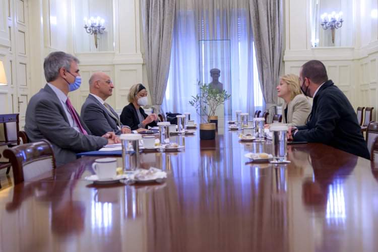 Συνάντηση Ν. Δένδια με συγγενείς αγνοουμένων της Κύπρου
