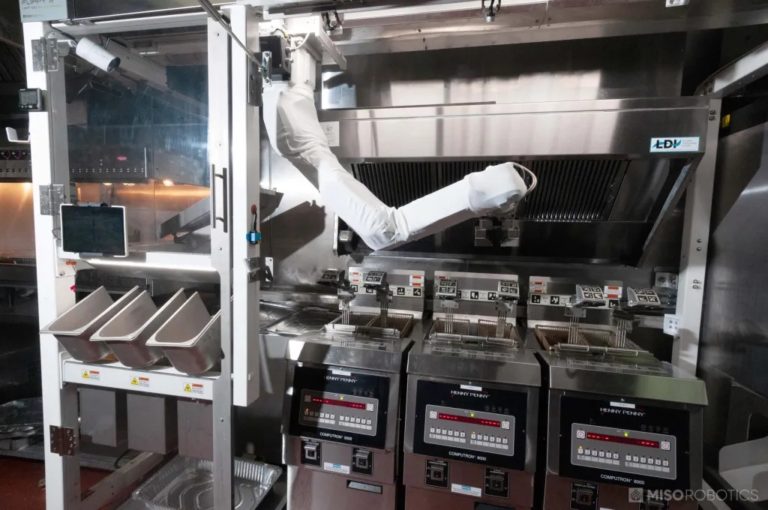 Το ρομπότ Flippy 2 φτιάχνει τηγανητές πατάτες γρηγορότερα και καλύτερα από τους ανθρώπους
