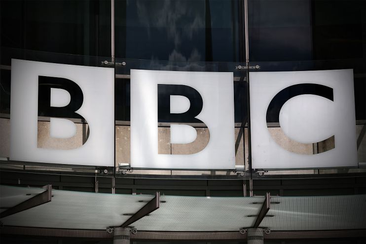 Eκατό χρόνια μετά, το BBC συνεχίζει να μάχεται για την εμπιστοσύνη του κοινού