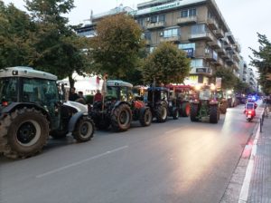 Πορεία με τρακτέρ από τον Τύρναβο στη Λάρισα
