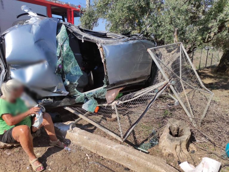Μεσσηνία: Σοβαρό τροχαίο ατύχημα έξω από την Κυπαρισσία – Απεγκλωβίστηκε η οδηγός του Ι.Χ. (φωτογραφίες)