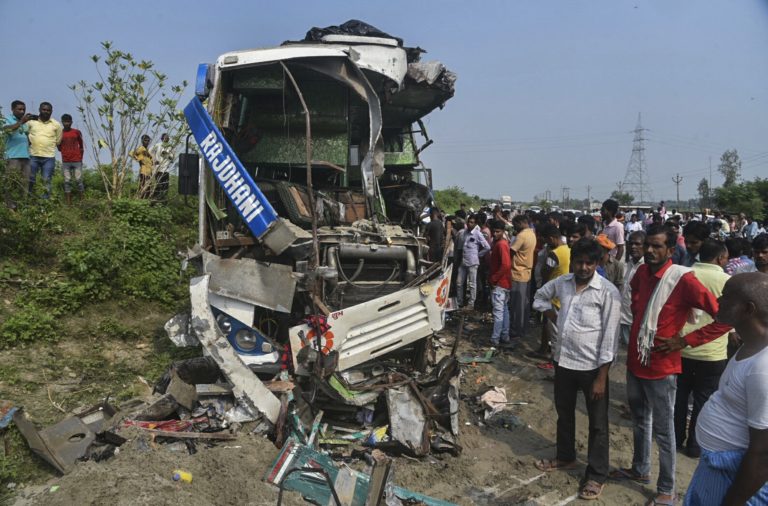 Ινδία: Πτώση λεωφορείου σε φαράγγι με αποτέλεσμα τουλάχιστον 25 νεκρούς