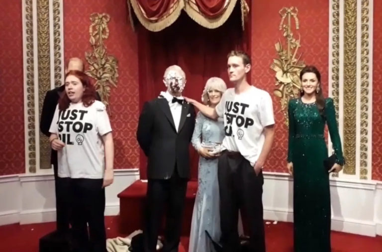 Βίντεο – Μουσείο Μαντάμ Τισό: Ακτιβιστές πέταξαν τούρτα στο κέρινο ομοίωμα του Βασιλιά Κάρολου
