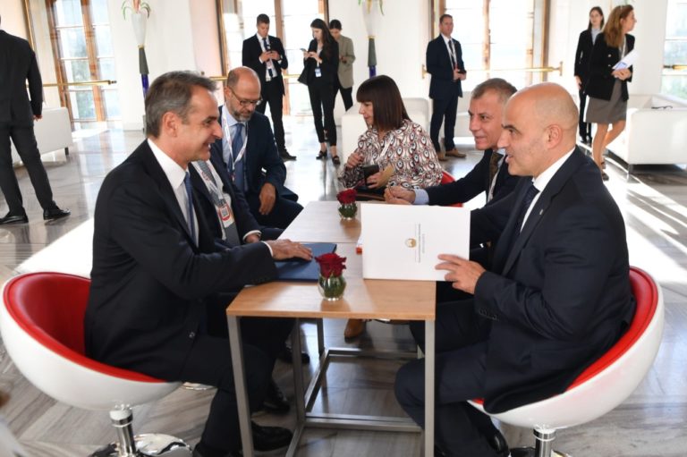 Συνάντηση Κυρ. Μητσοτάκη – Ντ. Κοβάτσεφσκι στην Πράγα: Συζητήθηκε κυρίως η κατασκευή των κοινών ενεργειακών έργων στην Αλεξανδρούπολη