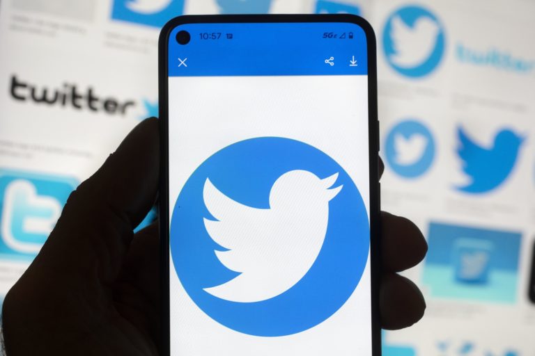 E. Μασκ: Το Twitter είχε «τεράστια» πτώση εσόδων καθώς οι διαφημιστές διακόπτουν τις δαπάνες τους