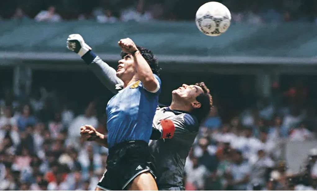 Σε δημοπρασία αντί 3 εκατ. λιρών η μπάλα που την άγγιξε το «χέρι του Θεού» στον αγώνα Αργεντινής-Αγγλίας το 1986