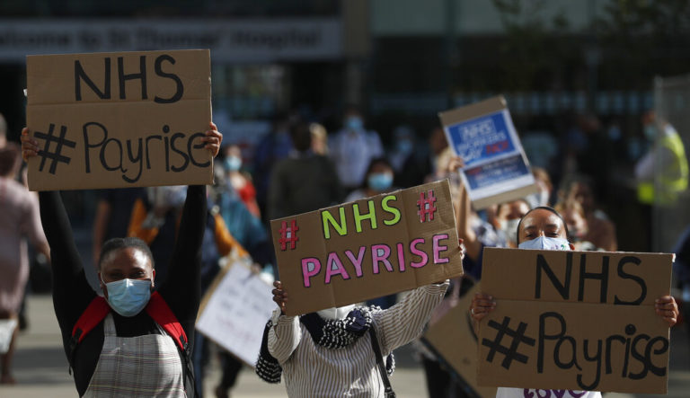 Βρετανία: Χιλιάδες εργαζόμενοι των υγειονομικών υπηρεσιών ψηφίζουν για απεργιακές κινητοποιήσεις