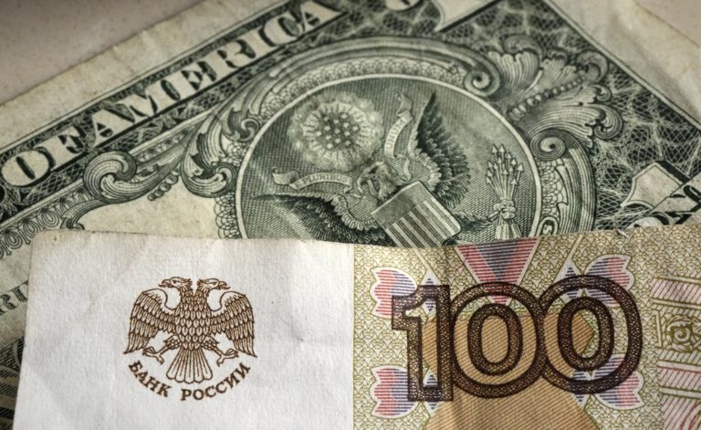 Ρωσία: Το ρούβλι υποχωρεί έναντι του δολαρίου για πρώτη φορά μετά από τρεις εβδομάδες