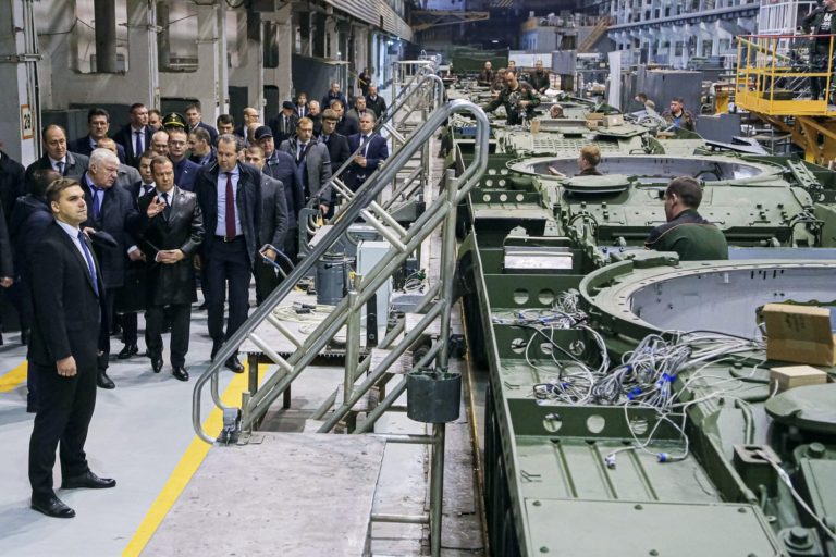 Ντ. Μεντβέντεφ: Η Ρωσία αυξάνει την παραγωγή όλων των τύπων όπλων