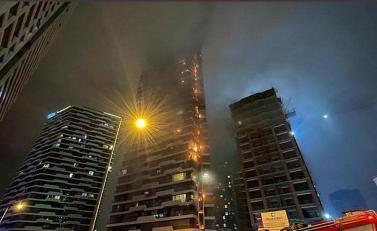 Τουρκία: Μεγάλη πυρκαγιά σε 24ώροφο κτήριο στην Κωνσταντινούπολη