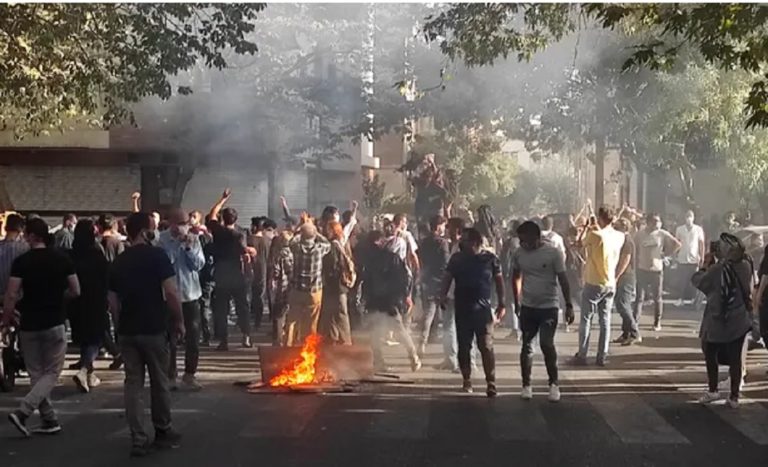 Ιράν: Kλιμακώνεται η καταστολή – Πυρά δέχονται διαδηλωτές και σε κουρδικές πόλεις