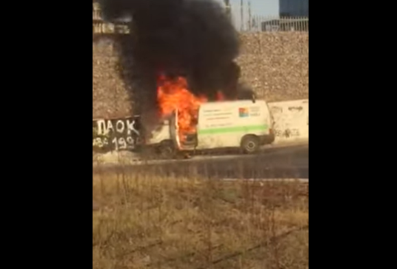 Θεσσαλονίκη: Φωτιά σε εν κινήσει φορτηγάκι στην Άνω Ηλιούπολη