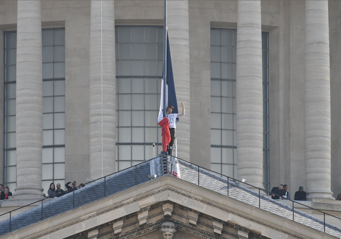 Παρίσι: Ακτιβιστές για το κλίμα καταγγέλλουν κυβερνητική απραξία κατεβάζοντας σημαία από το Πάνθεον
