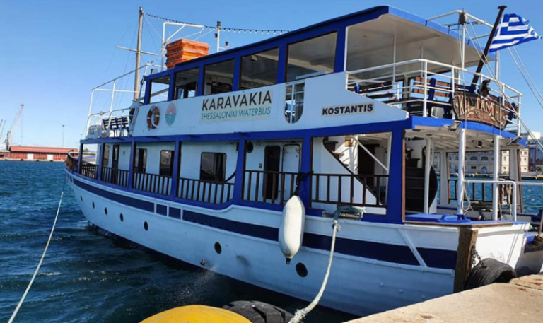 Θεσσαλονίκη: Κάηκε το καραβάκι “Κωνσταντής” που εκτελούσε δρομολόγια στις ακτές του Θερμαϊκού