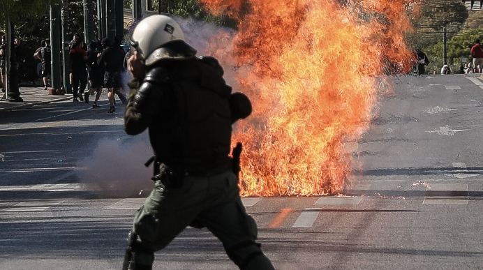 Θεσσαλονίκη: Επίθεση με μολότοφ σε διμοιρία των ΜΑΤ στο ΑΠΘ