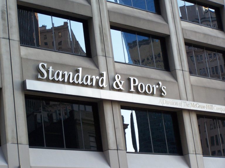 Standard & Poor’s: Αμετάβλητο στη βαθμίδα BB+ το αξιόχρεο της Ελλάδας