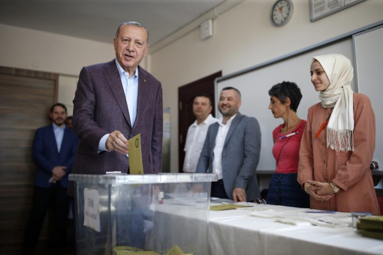 Τουρκία – Δημοσκόπηση: Μόλις 1% το προβάδισμα Ερντογάν στον β΄ γύρο, αν οι εκλογές γίνονταν χθες