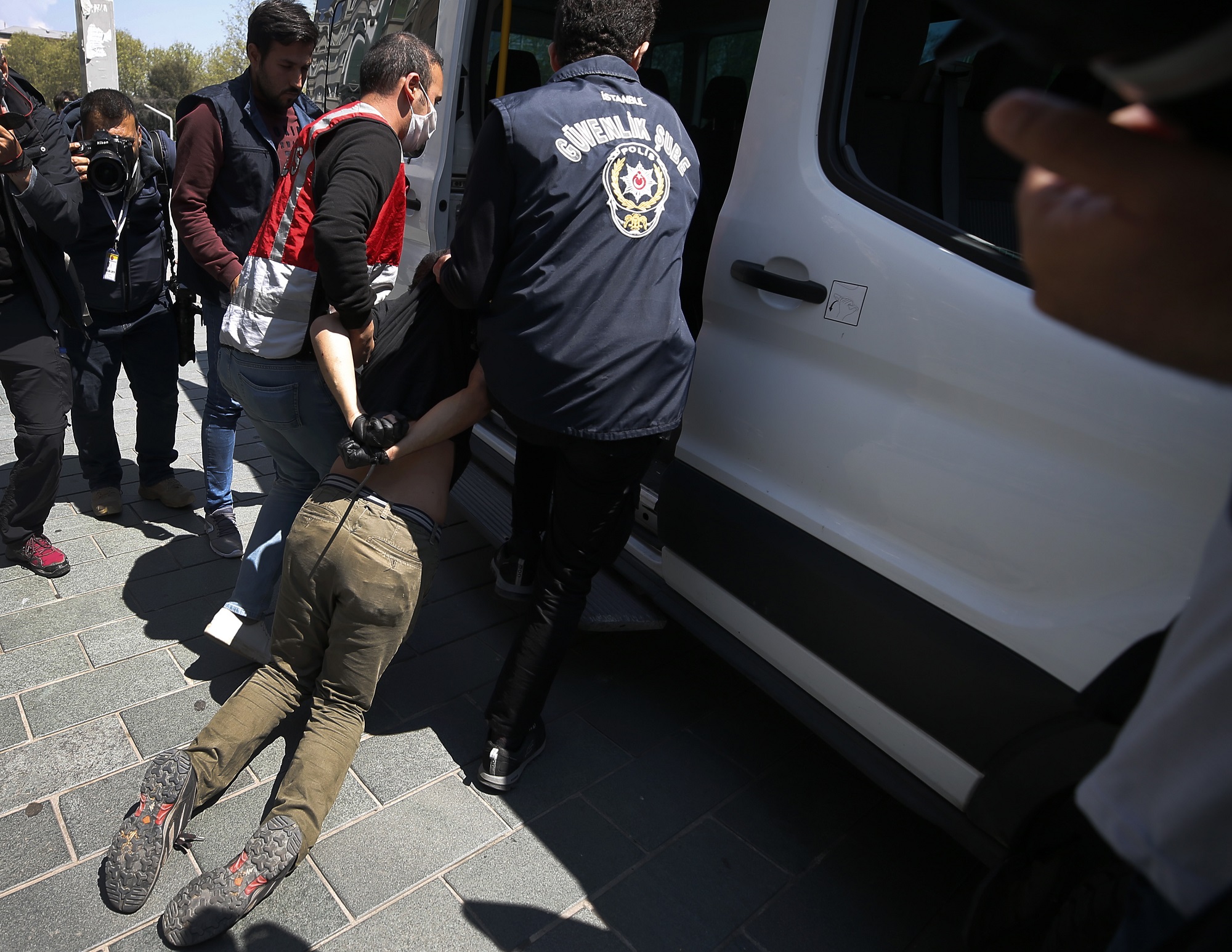 Τουρκία: Περισσότερες από 700 συλλήψεις σε μια μέρα, γιατί αλληλοβοηθήθηκαν με χρήματα, τρόφιμα και ρούχα