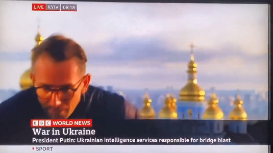 Δημοσιογράφος του BBC μεταδίδει live τη στιγμή των εκρήξεων στο Κίεβο – Δείτε το βίντεο