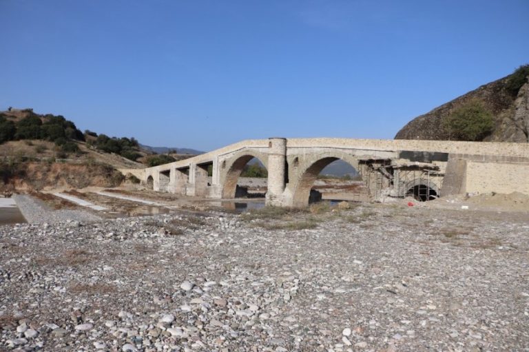 Την πέτρινη τοξωτή γέφυρα της Σαρακίνας στα Τρίκαλα διασώζει η Περιφέρεια Θεσσαλίας (βίντεο)