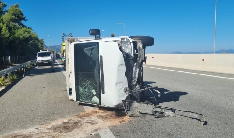 Θανατηφόρο τροχαίο στην Ακράτα – Δύο νεκροί σε σύγκρουση τριών οχημάτων (video)