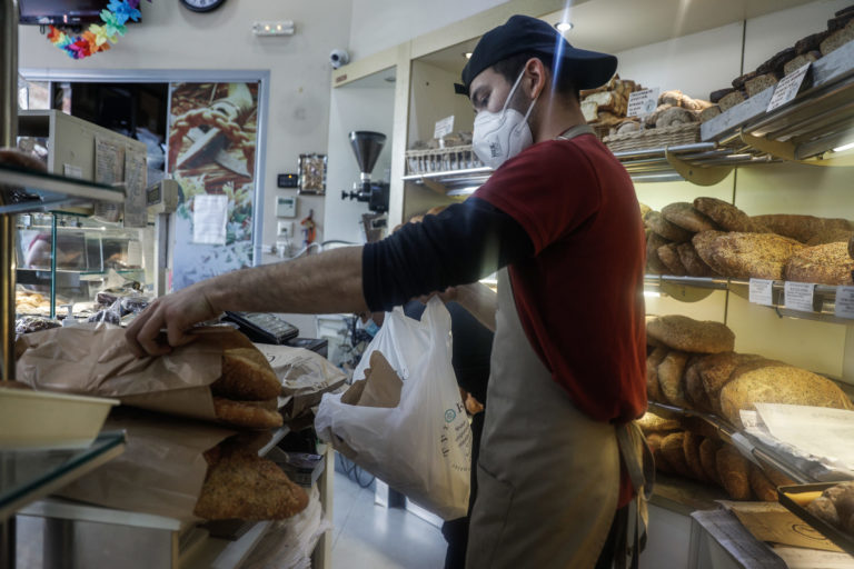 Στο τραπέζι σχέδιο για “καλάθι του αρτοποιού” – Σκέψεις και για “καλάθι του κρεοπώλη”