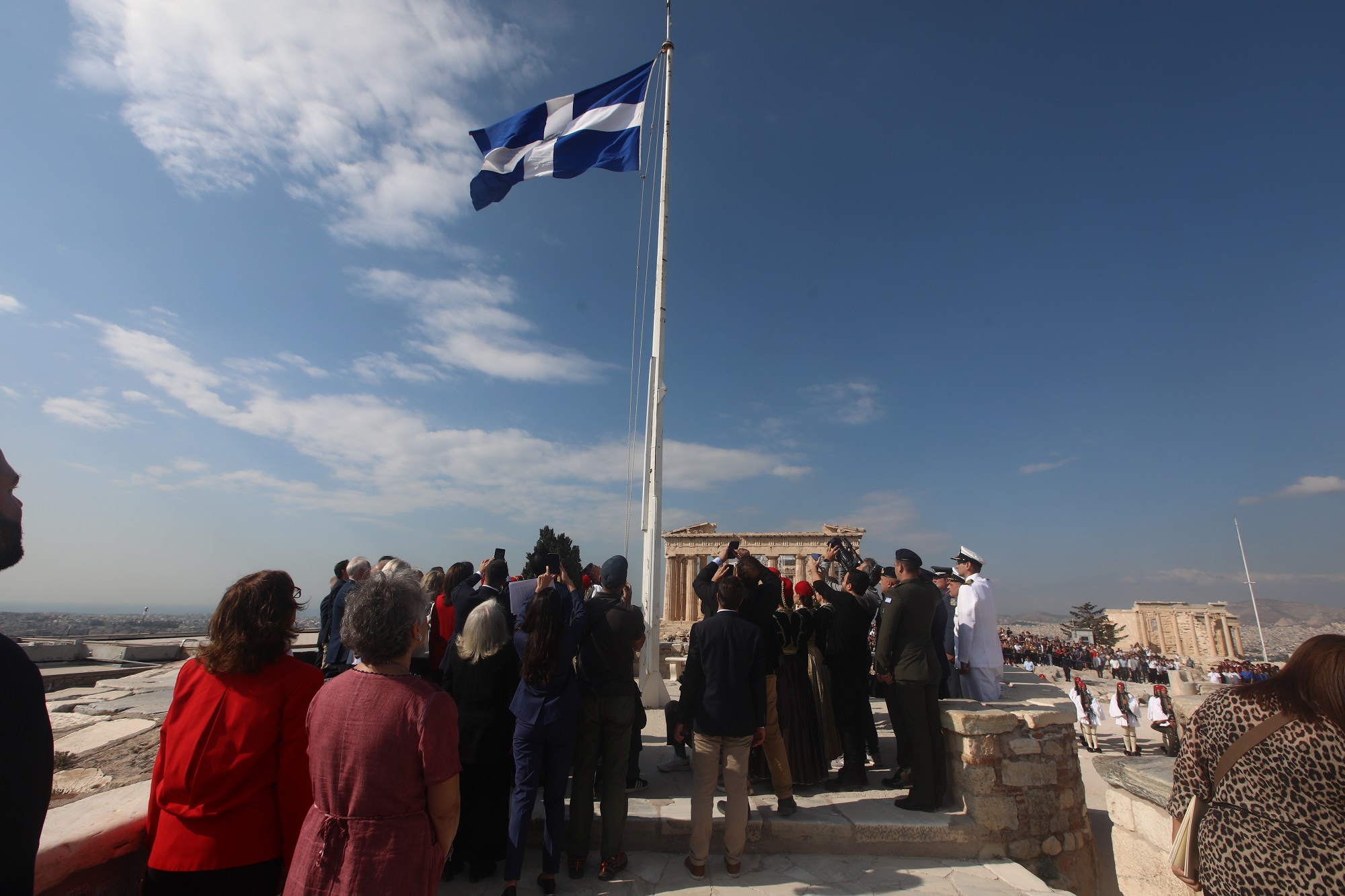 Απελευθέρωση της Αθήνας: Επετειακή έπαρση της σημαίας στην Ακρόπολη – Καταθέσεις στεφάνων από αντιστασιακούς και φορείς (video)