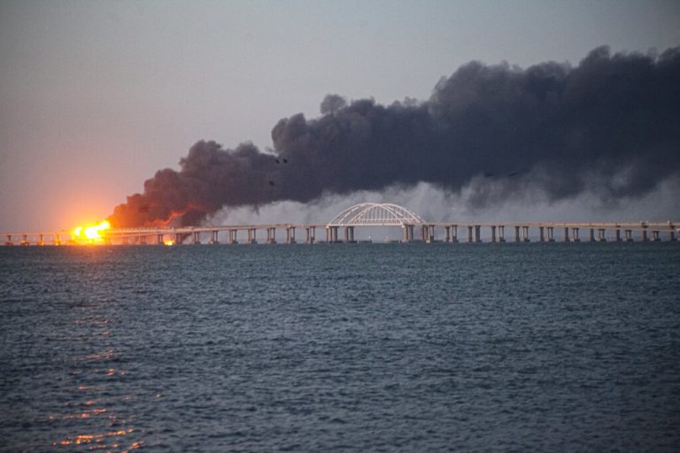Daily Mail: Το «μυστηριώδες κύμα» λίγα λεπτά πριν από την έκρηξη στη γέφυρα της Κριμαίας – Δείτε το βίντεο