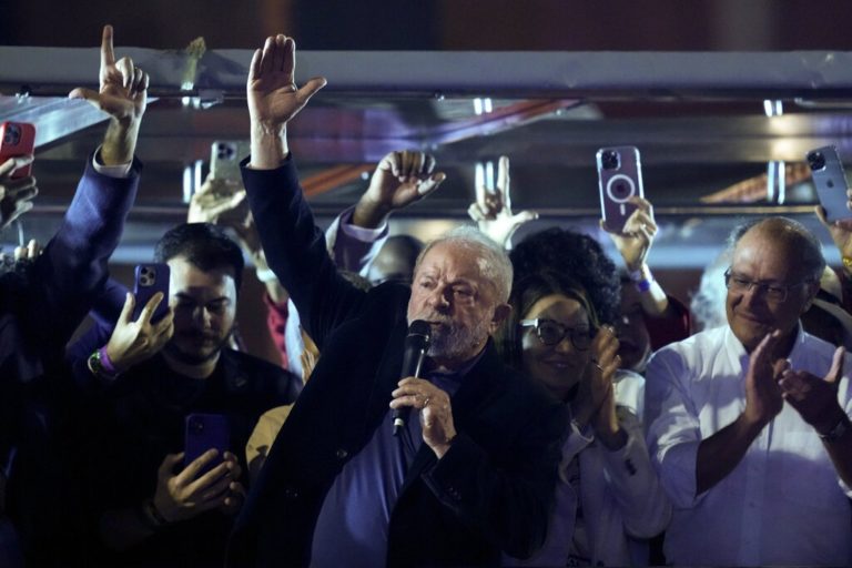 Προεδρικές εκλογές στη Βραζιλία: Μικρό προβάδισμα του Λούλα από τον Μπολσονάρου – Ο νικητής θα κριθεί στον β’ γύρο
