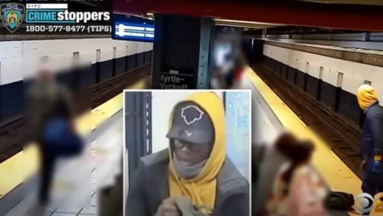 Eγκληματική ενέργεια στο μετρό του Μπρούκλιν – Πήρε φόρα και έσπρωξε επιβάτη στις ράγες (video)