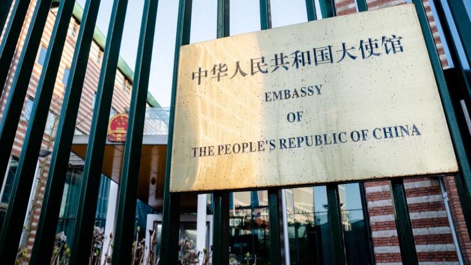 Κίνα: Καταγγέλθηκε ότι «στήνει» παράνομα αστυνομικά κέντρα για αντιφρονούντες στην Ε.Ε.