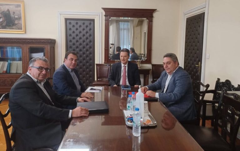 Συνάντηση δημάρχου Πύργου με τον αναπληρωτή Υπουργό Οικονομικών Θ. Σκυλακάκη