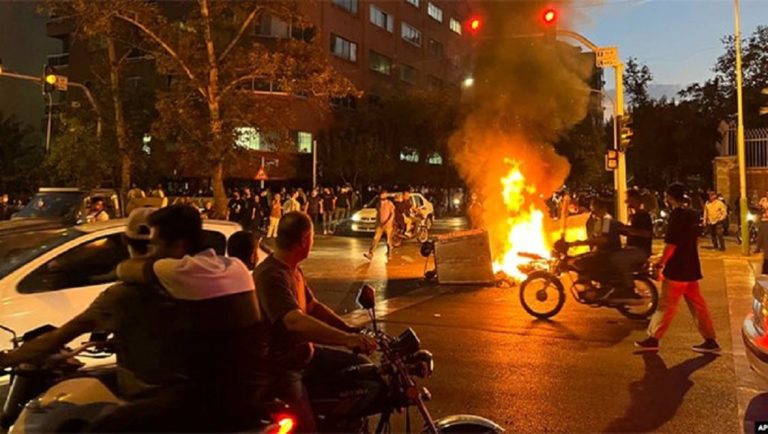 Ιράν: Επεισόδια σε λύκειο της Τεχεράνης – Ξυλοδαρμοί και κατά γονέων