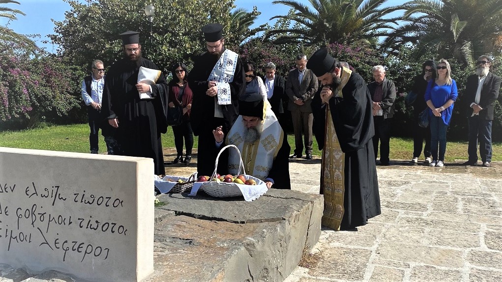 Ηράκλειο: Τρισάγιο για τα 65χρόνια από το θάνατο του Νίκου Καζαντζάκη – Γονυπετής στον τάφο του ο Αρχιεπίσκοπος Κρήτης
