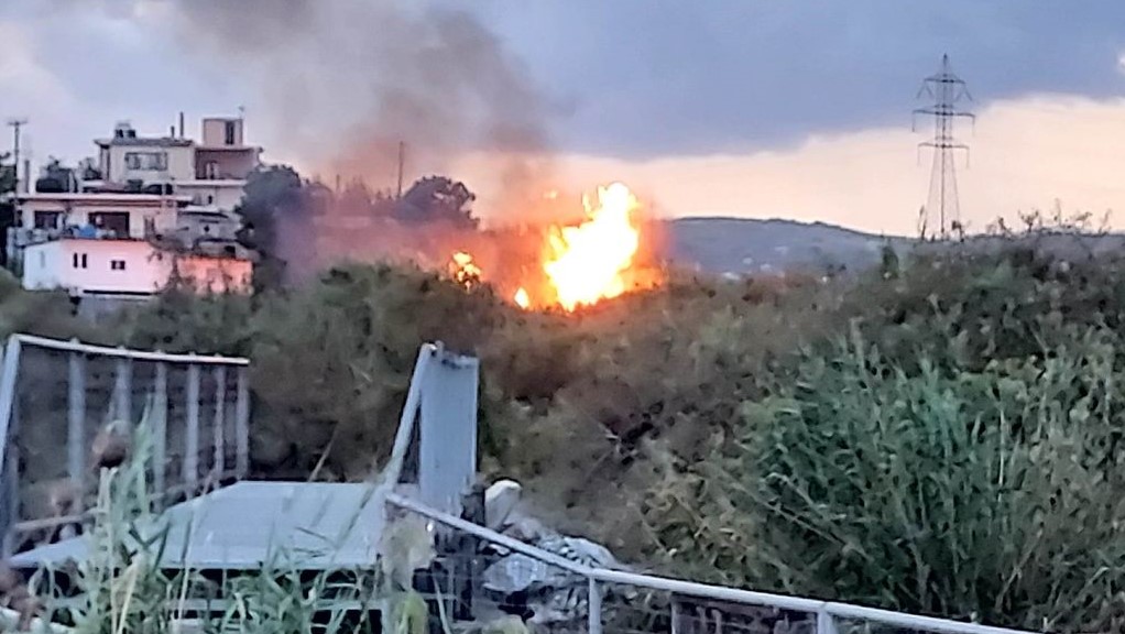 Ηράκλειο: Καίγονται καλάμια στον Αλμυρό ποταμό