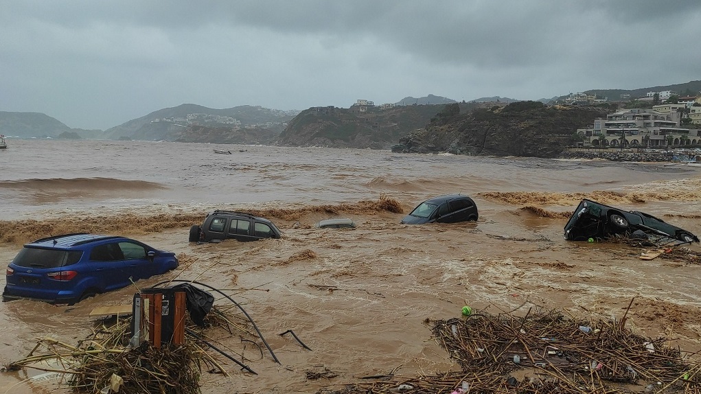 Ηράκλειο: Αγώνας δρόμου για την επιστροφή στην κανονικότητα μετά την πλημμύρα στο δήμο Μαλεβιζίου