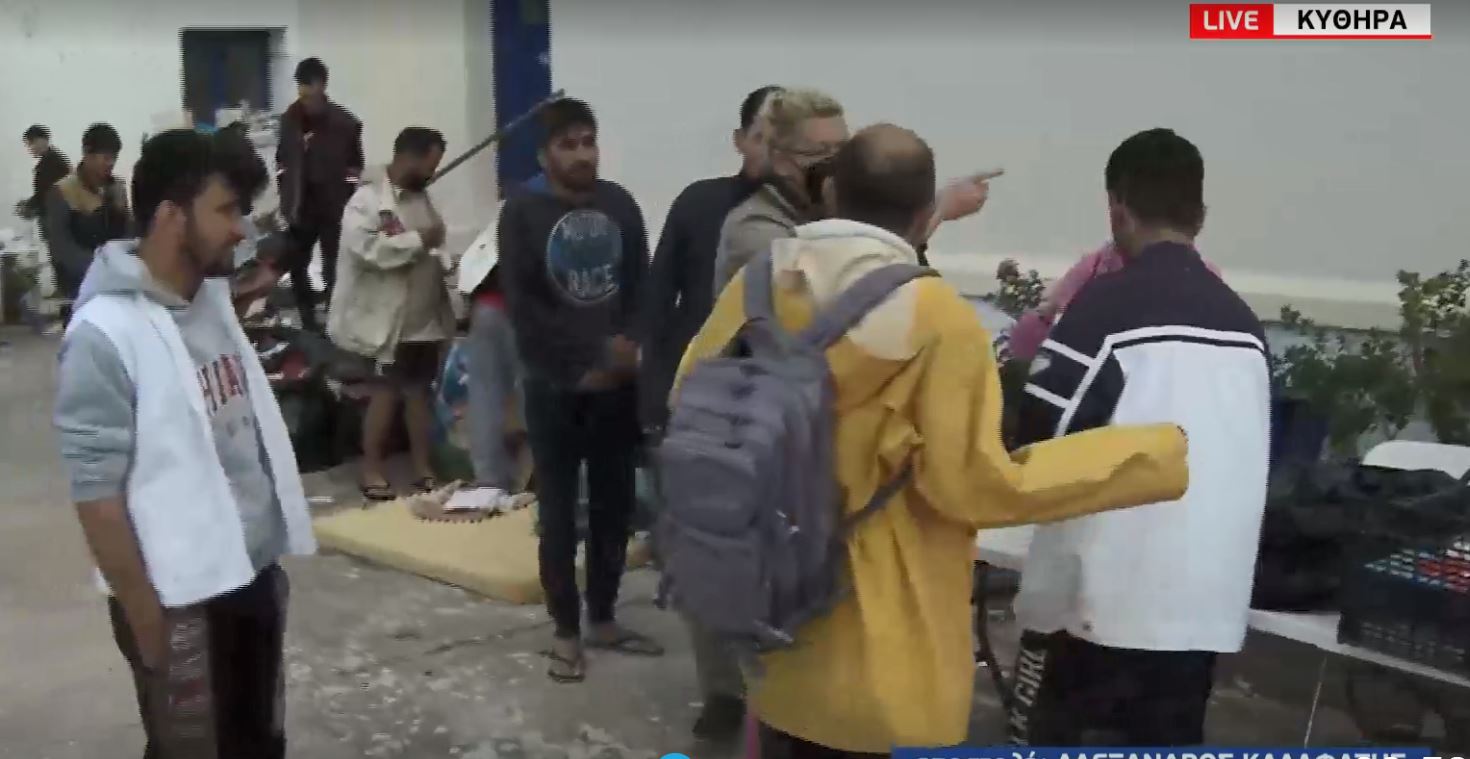 Η κάμερα της ΕΡΤ στο σχολείο και στο ΚΥΤ όπου μεταφέρθηκαν οι διασωθέντες πρόσφυγες της διπλής τραγωδίας (video)