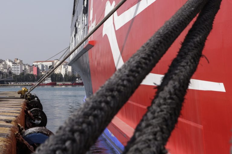 Δεμένα τα πλοία στο λιμάνι του Πειραιά λόγω 24ωρης απεργίας των ναυτεργατών – Αλλαγές και τροποποιήσεις δρομολογίων