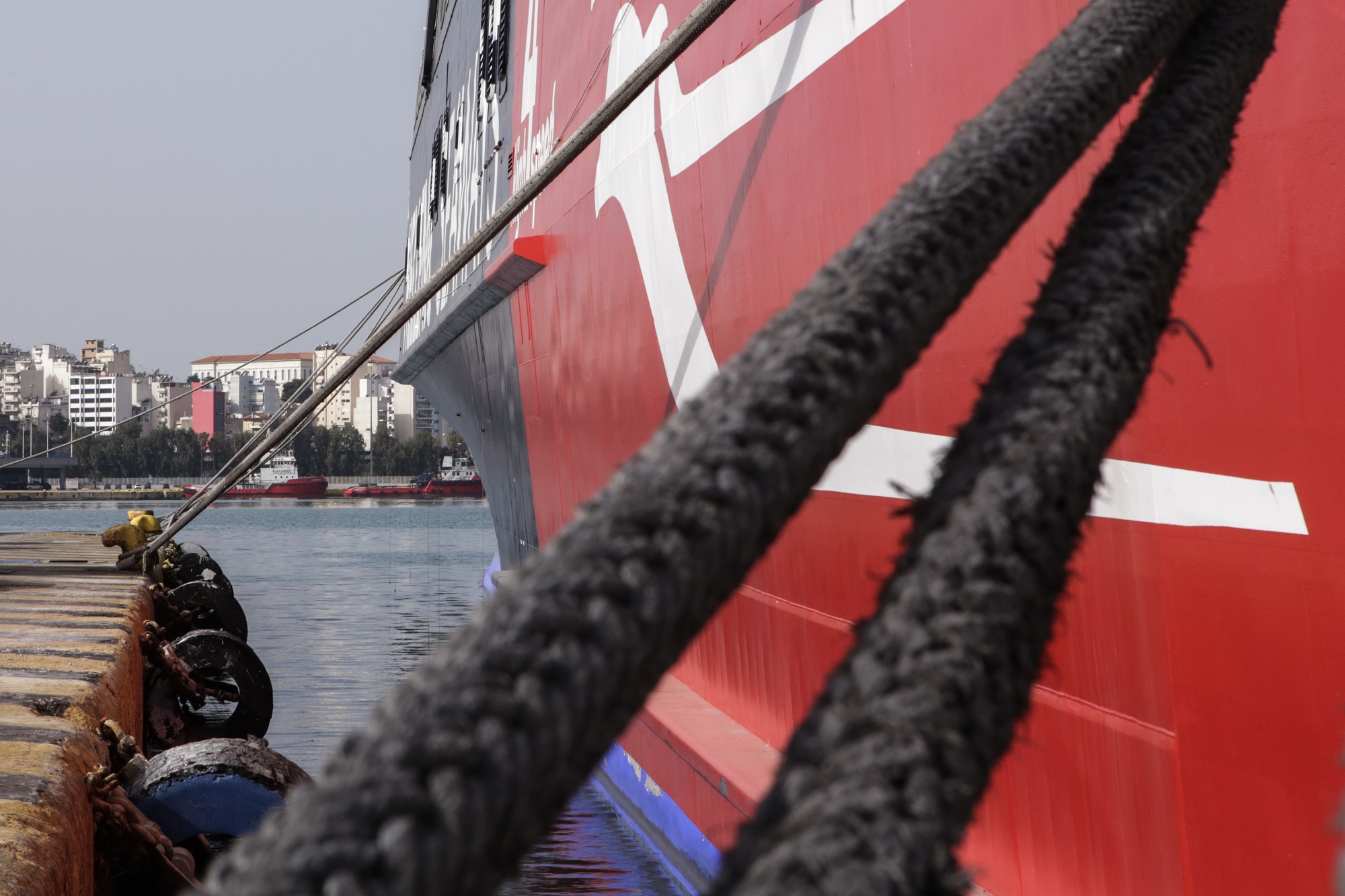Δεμένα τα πλοία στο λιμάνι του Πειραιά λόγω 24ωρης απεργίας της ΠΝΟ – Αλλαγές και τροποποιήσεις δρομολογίων