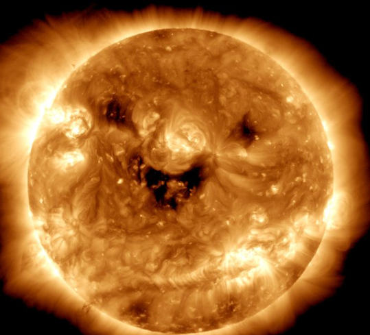 «Ο ήλιος που γελάει»: Η viral φωτογραφία της NASA και η προειδοποίηση των ειδικών