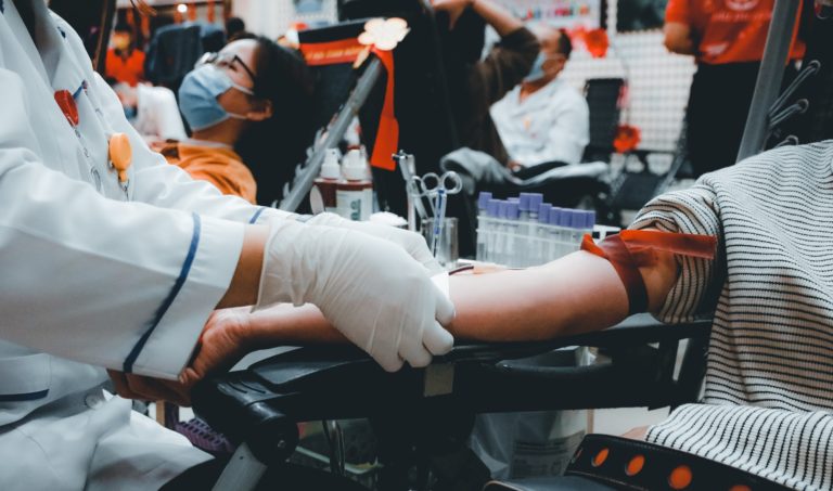Βρετανία: Πρωτοφανής η έλλειψη αίματος – Το NHS ζητά αναβολή στις μη επείγουσες χειρουργικές επεμβάσεις